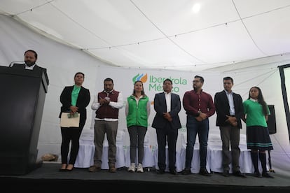 Cérémonie d'éclairage de la première phase du programme Lumières de l'Espoir à Puebla. De gauche à droite : Claudia Lizbeth Torres, directrice de Telebachillerato 62 ; Miguel Mendoza Cruz, directeur général du Gouvernement du Ministère de l'Intérieur de Puebla ; Erika Fernández, coordinatrice de la Fondation Iberdrola México ; Omar Eulogio Toledo, président municipal de Santiago Miahuatlán ; Jaime Guzmán Orozco, sous-secrétaire à l'innovation, à la compétitivité et à l'entrepreneuriat ; Miguel Moreno Mitre, secrétaire technique de l'Agence de l'Énergie de Puebla, et Andrea Avendaño Vargas, élève de Telebachillerato 62.