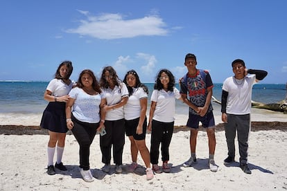 Étudiants de l'école secondaire technique numéro 7 de Puerto Morelos.