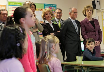 La présidente de l'Irlande, Mary McAleese (à droite), et son mari, Martin (deuxième à droite), accompagnés de la présidente de la Communauté de Madrid, Esperanza Aguirre (troisième à droite), lors de leur visite à l'école publique bilingue Ramiro de Maeztu le 22 mars 2011. EFE/Sergio Barrenechea
