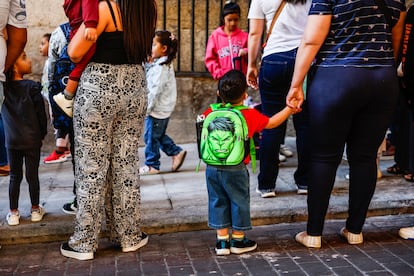 Un enfant d'âge préscolaire arrive main dans la main avec sa mère à l'école Antonio Moreno, ce lundi 9 septembre.