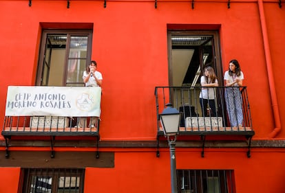 Le directeur de l'école Antonio Moreno et deux enseignants remercient depuis le balcon tous ceux qui ont contribué au sauvetage du centre, ce lundi 9 septembre.