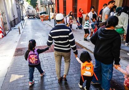 Un père emmène ses enfants à l'école Antonio Moreno Rosales, ce lundi.
