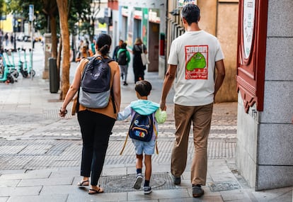 Une famille en promenade à Lavapiés, le jour de la rentrée scolaire, ce 9 septembre.