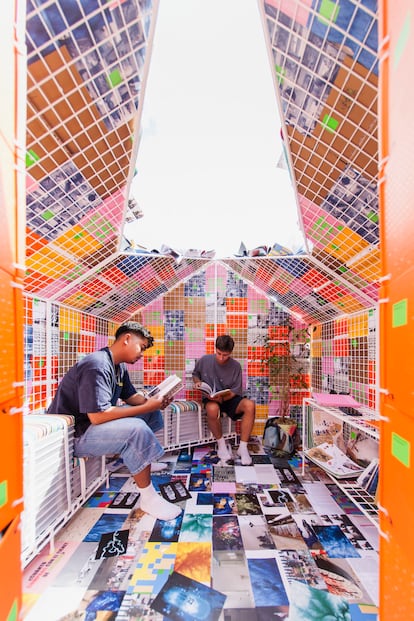 Deux jeunes lisent au « Reading Refuge ».