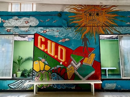 Une fresque murale à l'intérieur du CUD, le premier programme d'enseignement supérieur dans une prison d'Argentine.