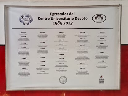 Une banderole nomme les diplômés des différentes générations formées à la CUD.