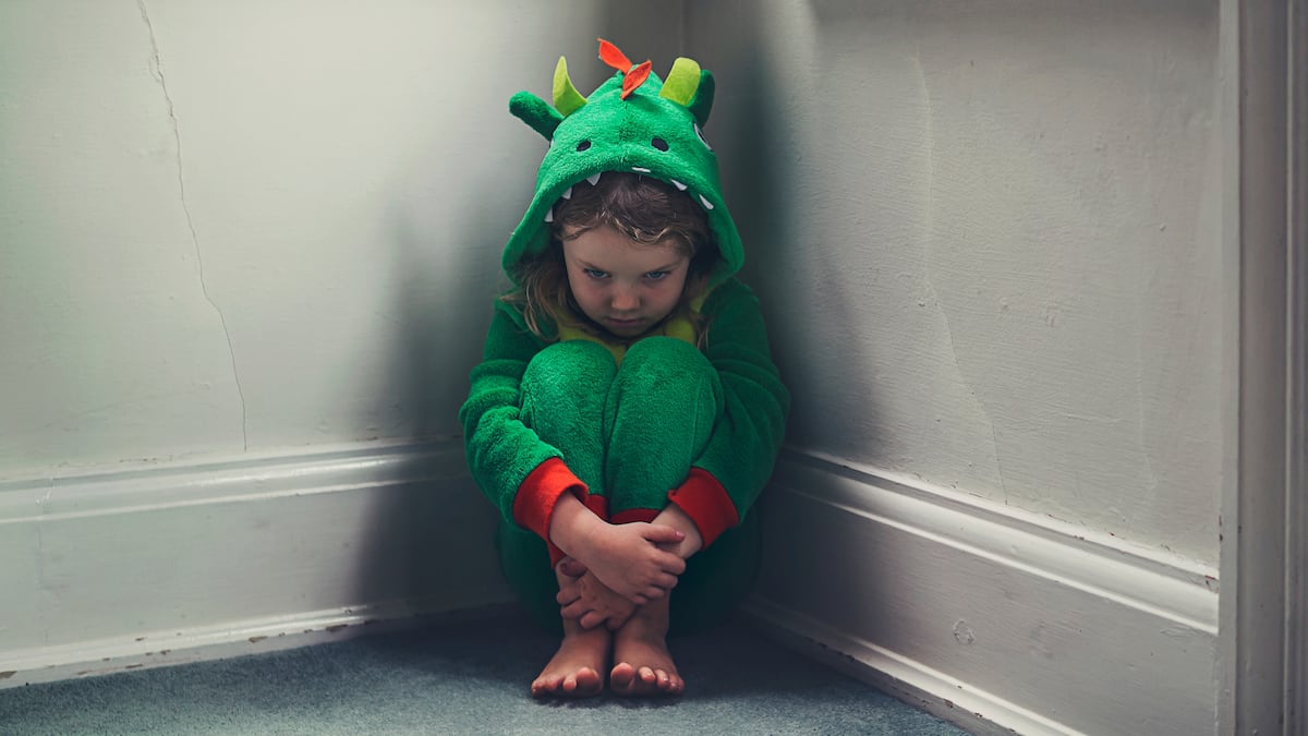 Les conséquences invisibles d’une « claque dans le temps » chez les enfants