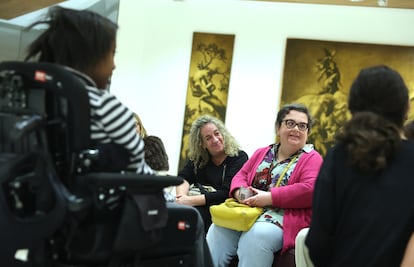 Costa Badía, avec une veste rose, à l'entrée, recevant les participants à la médiation culturelle.