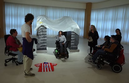 Fin de l'atelier : une bâche recouvre la sculpture d'Anish Kapoor comme une tente.