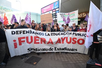 Plusieurs personnes brandissant une banderole lors d'un rassemblement de l'Université publique devant l'Assemblée de Madrid, le 5 décembre 2024, à Madrid (Espagne).