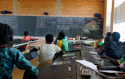 Une classe de CM2 (6ème) à l'école Centre Tanguen de Ramongo, le 23 octobre 2024.