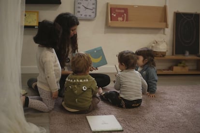 L'un des enseignants de Tartaruga lit une histoire à plusieurs enfants sur une photographie fournie. 
