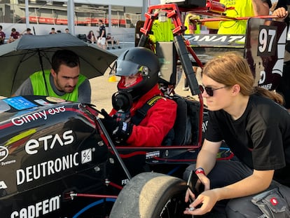 Membres de l'équipe Formula Student LA eRacing, de l'UAS Landshut (Allemagne), sur le Circuit de Catalunya à Barcelone, lundi 5 août dernier.