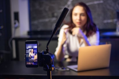 Un communicateur enregistre une vidéo partageant des connaissances pour un public sur Internet.