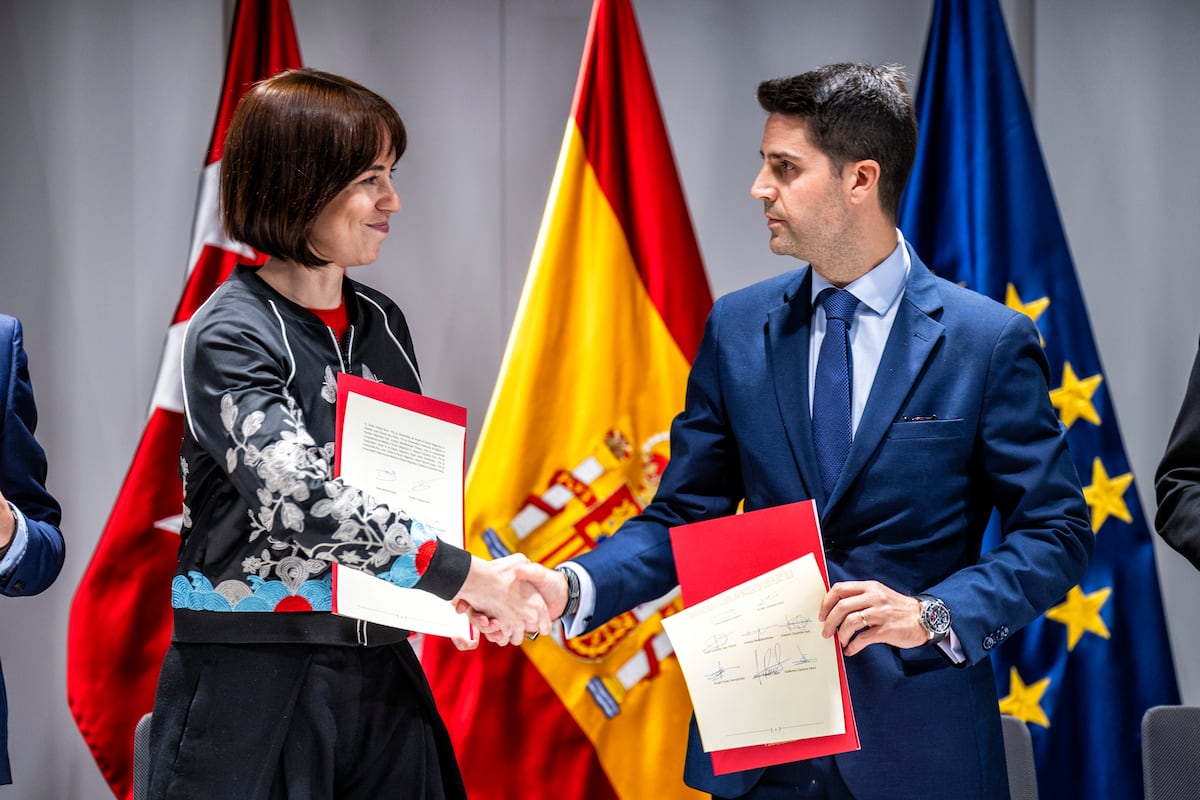 La signature de l'accord pour l'embauche de 1 091 enseignants entraîne une lutte entre le gouvernement central et celui d'Ayuso