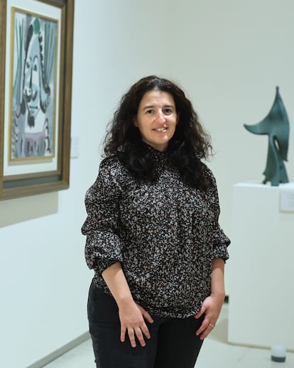 Susana Gómez, directrice de la stratégie de la Fondation Santander, pose à côté d'un tableau de Picasso dans la salle d'exposition Boadilla del Monte (Madrid).