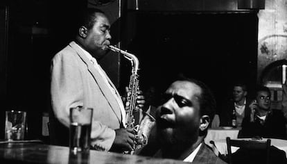 Charlie Parker, au saxophone, et Thelonious Monk, au piano, en 1953.