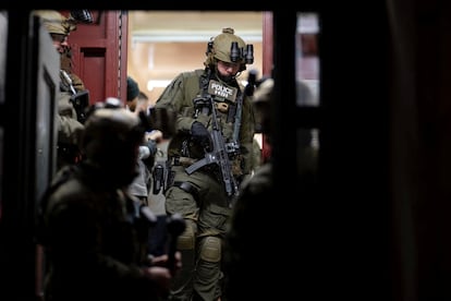 Un policier travaille le jour des raids d'immigration à New York, États-Unis, le 28 janvier.