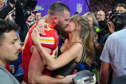 Le joueur Travis Kelce embrasse sa petite amie Taylor Swift après la victoire contre San Francisco 49ers, en 2024.