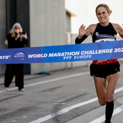L'athlète de Navarra, Estefanía Unzu, mieux connue sous le nom de Verdeliss, lors de son exploit de courir sept marathons, en sept jours consécutifs et sur sept continents.

