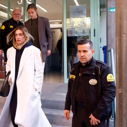 Les joueurs Alexia Putellas et Irene Paredes (derrière), en route jeudi des courts de Sant Feliu de Llobregat (Barcelone).