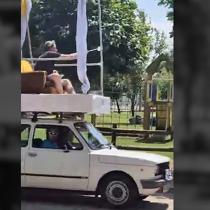 Le maire de Soria, Carlos Martínez, lors de sa promenade Papamóvil, dans une vidéo de réseaux sociaux.