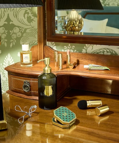 La conception des bouteilles progresse, mais à plusieurs reprises, il le fait en regardant en arrière pour chercher l'inspiration. D'en haut, et de gauche à droite, un parfum de cèdrus intense de la collection Atelier des Fleurs de Chloé, rouge à lèves à lèvres en finitions mates et en satin de la beauté de Gucci, du crème à la main alantoine de Benamôr (sur Mumona.com), des cils de Glossier, Glossier, Vixi de Tudon Hand Soap, et compact Powders la poudre et brossez le compact, tous deux par Herrera Beauty.