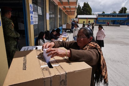 Un électeur à Tanicuchi, Cotopaxi. Les citoyens ont également choisi 151 membres de l'Assemblée pour renouveler le Congrès et cinq parlementaires andins.
