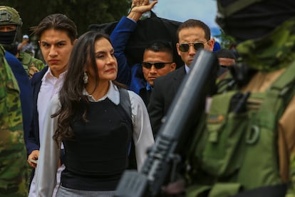 Le vice-président de l'Équateur, Verónica Abad, s'occupe de voter à Cuenca. Ces derniers mois, Noboa a eu recours à diverses stratégies pour empêcher ABAD de le remplacer dans la présidence pendant la campagne.
