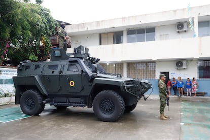 Les soldats surveillent un poste de vote à Olón. De l'aube, les contingents militaires regardent la frontière sud, avec le Pérou et le nord, avec la Colombie. 