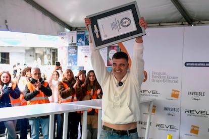 Eloy Moreno enseigne le diplôme qui certifie qu'il a battu le record du monde des livres signés, samedi dernier à Madrid.