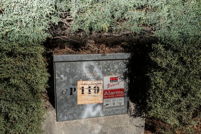 

Publicité des sociétés de pools attachées aux compteurs d'urbanisation. 
