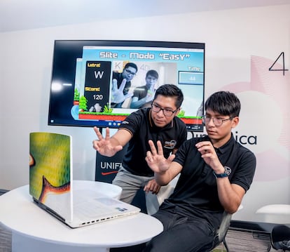 José Velarde et Jean Franco Choque prouvent la principale interface de «Slite», dans une image attribuée par l'Université Franz Tamayo.