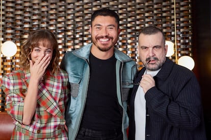 Beatrice Grannò, Henry Golding et Nacho Vigalondo, interprètes et directrice de «Daniela Forever», en septembre 2024 au Toronto Festival.