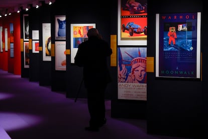 Un visiteur parcourt l'exposition 'Andy Warhol. Affiches, lors de sa présentation à la Fondation Canal de Madrid.
