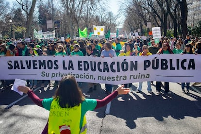 Des centaines de personnes participent à la démonstration de l'éducation publique à Madrid, ce dimanche.