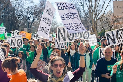 Participants à la démonstration de l'éducation publique à Madrid, ce dimanche. 