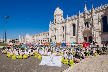 Les participants de la route de Quetzal 2024 devant le monastère de Jerónimos, au Portugal, dans une image attribuée par l'expédition.