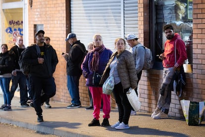Les voisins de fond attendent l'arrivée du bus sur la rue Beethoven.