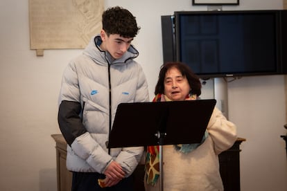 Un étudiant et un citoyen de Soria récitent ensemble un poème de Machado.
