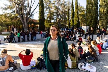 Le professeur de la faculté de physique Belén Rodríguez Fonseca, dans une assemblée pour organiser la démonstration.