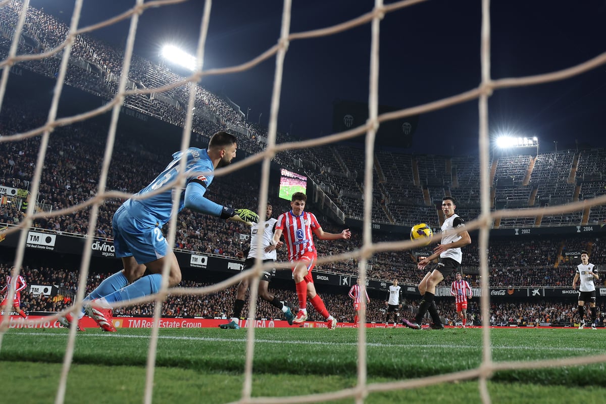 Julián Álvarez (centro) marca el segundo gol del Atlético ante el Valencia.