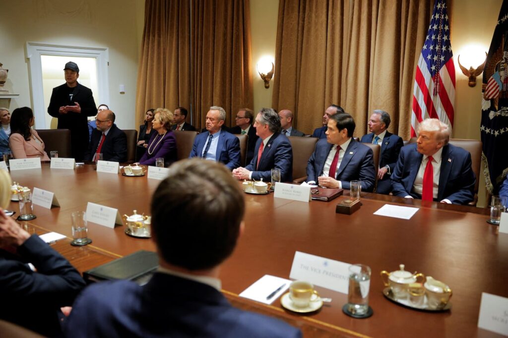 Trump dit qu'il imposera des tarifs de 25% à l'UE et annonce un report d'un autre mois à ceux du Canada et du Mexique