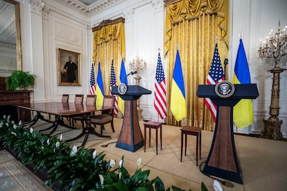 Une salle de conférence vide s'est préparée à la signature entre le président des États-Unis, Donald Trump, et le président de l'Ukraine, Volodimir Zelenski.