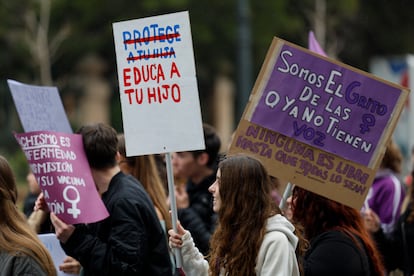 Manifestation féministe des étudiants à Barcelone, ce vendredi. 