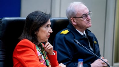 Le ministre de la Défense, Margarita Robles, et le chef d'état-major de la défense, Teodoro López Calderón, maintiennent une réunion, par vidéoconférence, avec le contingent espagnol au Liban, le 11 avril 2023, à Madrid.