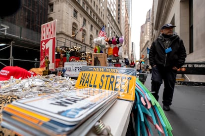 Un vendeur de rue autour de Wall Street à New York, le 28 février.