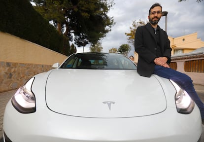 Álvaro Guérrez, avec son Tesla Model 3 à Alicante. 