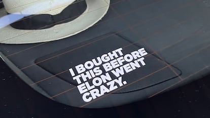 Autocollants dans la Tesla d'un utilisateur espagnol qui met "Je l'ai acheté avant Elon [Musk] Il est devenu fou "(en anglais).