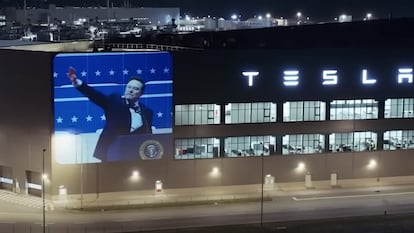 Salutation nazie d'Elon Musk dans l'usine Tesla à Berlin.